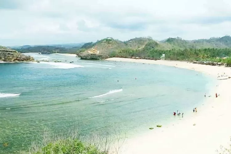 Tersembunyi Pantai Watu Karung