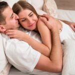 Mengapa Pelukan Sebelum Tidur Bisa Menguatkan Hubungan Suami Istri