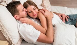 Mengapa Pelukan Sebelum Tidur Bisa Menguatkan Hubungan Suami Istri