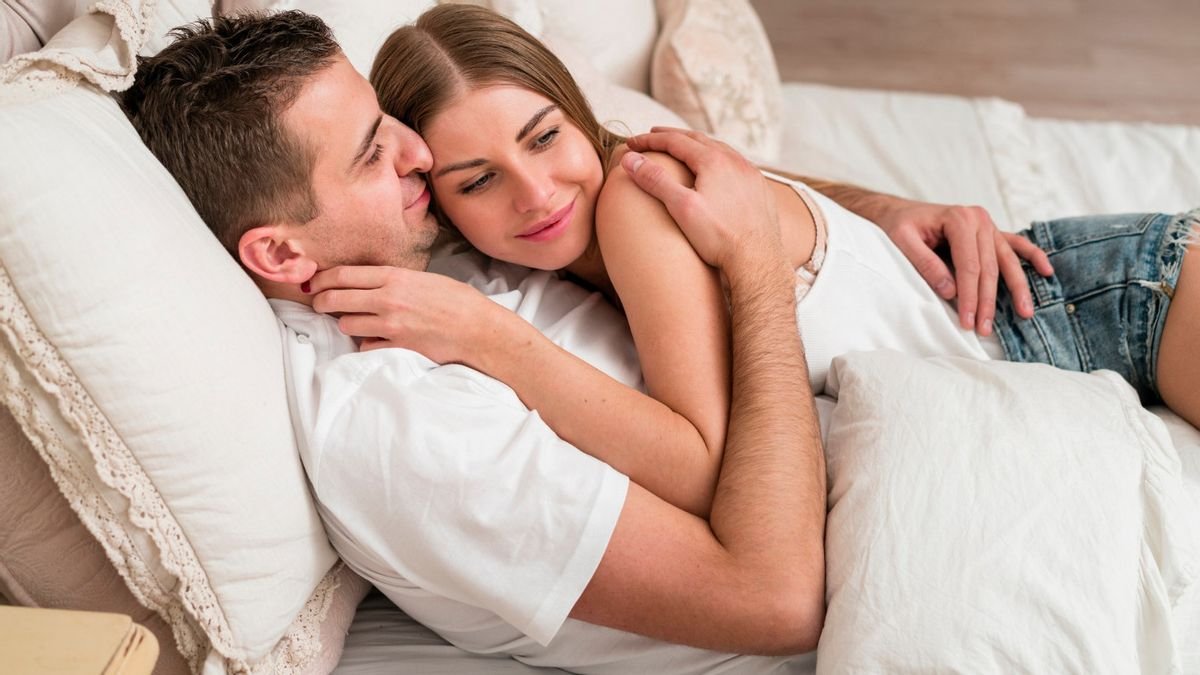 Mengapa Pelukan Sebelum Tidur Bisa Menguatkan Hubungan Suami Istri