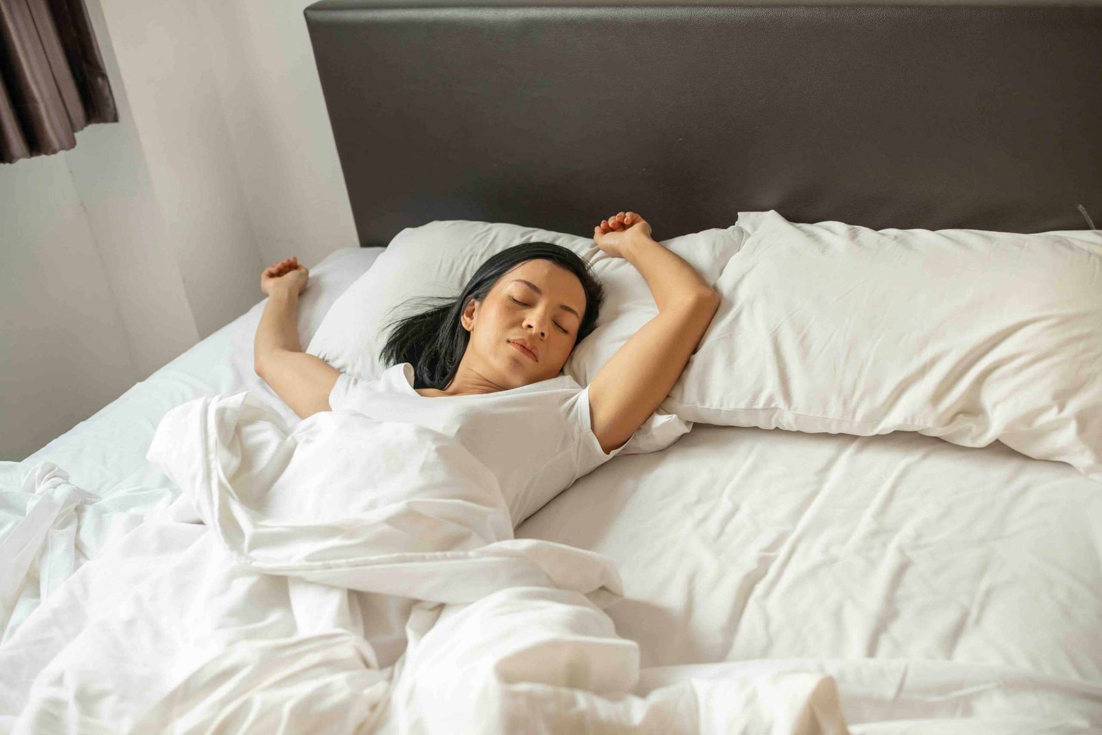 Tidur Nyenyak Tanpa Rasa Perih: Ini Posisi Tidur yang Aman untuk Penderita Asam Lambung
