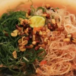 Rujak Bulung Bali, Segarnya Rumput Laut dengan Kuah Pindang Pedas